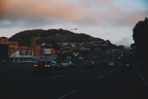 San Francisco bei Sonnenuntergang und Nebel; Kalifornien