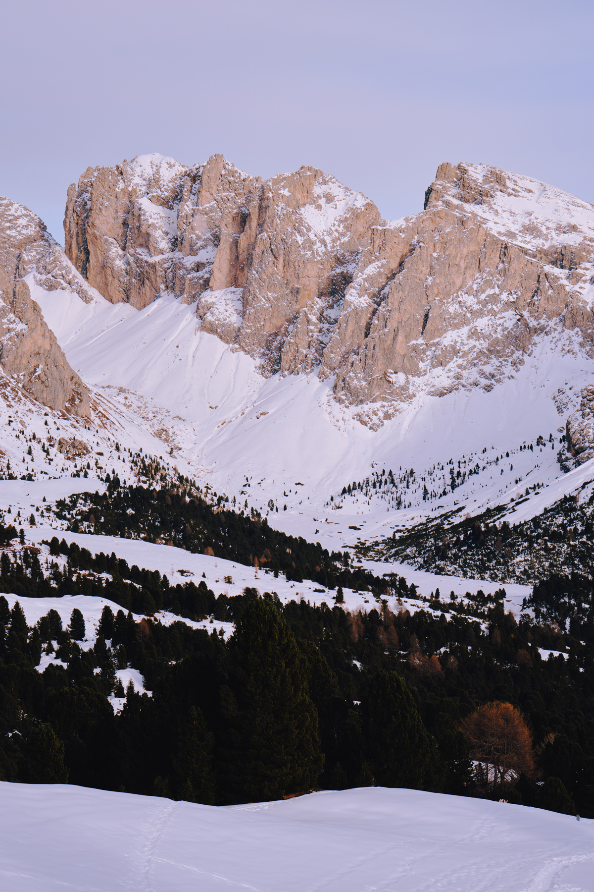 Winterwanderung unter den Geislern zur Troier Hütte, Südtirol, Italien