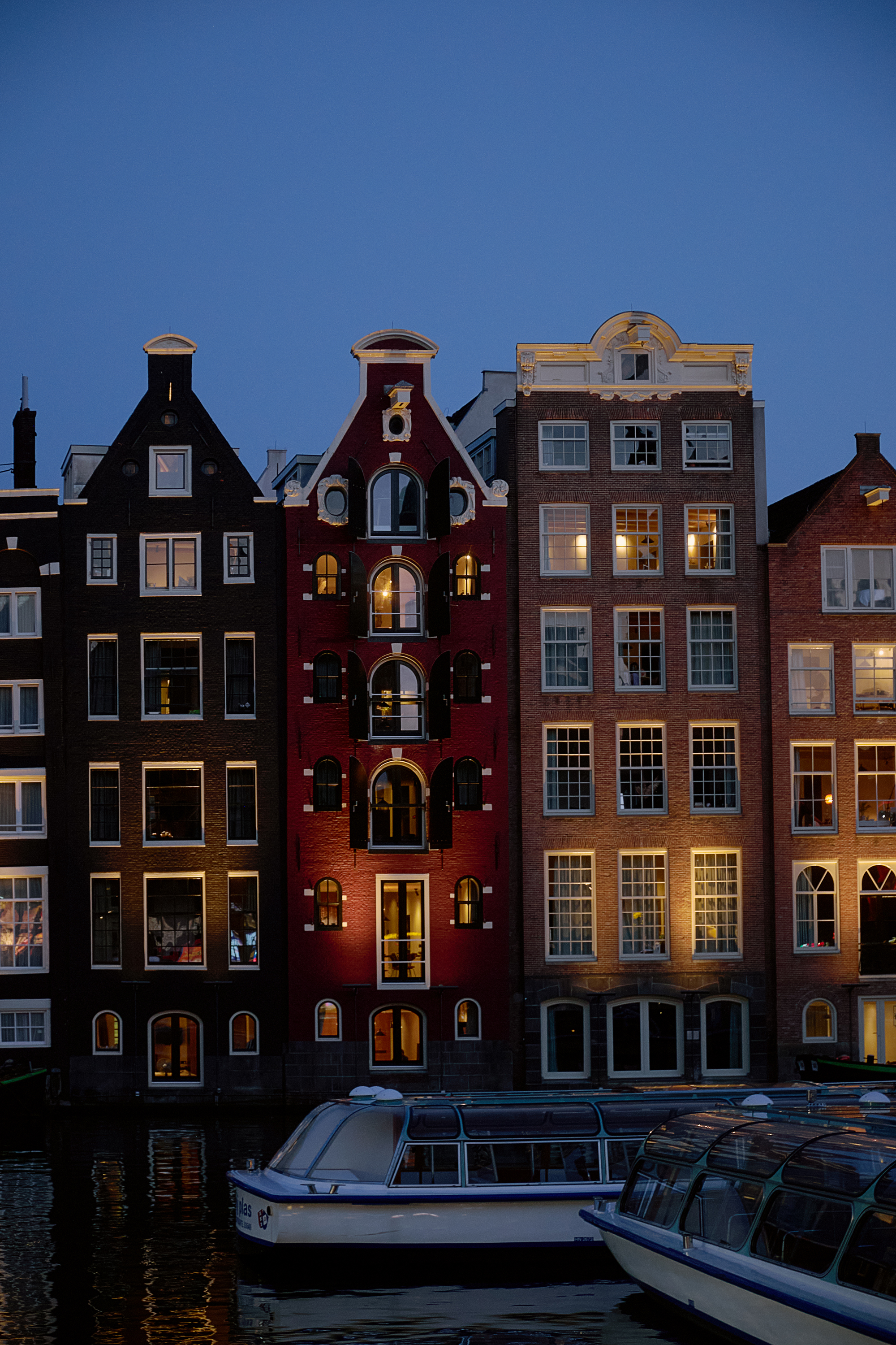 Alte Häuserfronten bei Nacht in Amsterdam in den Niederlanden