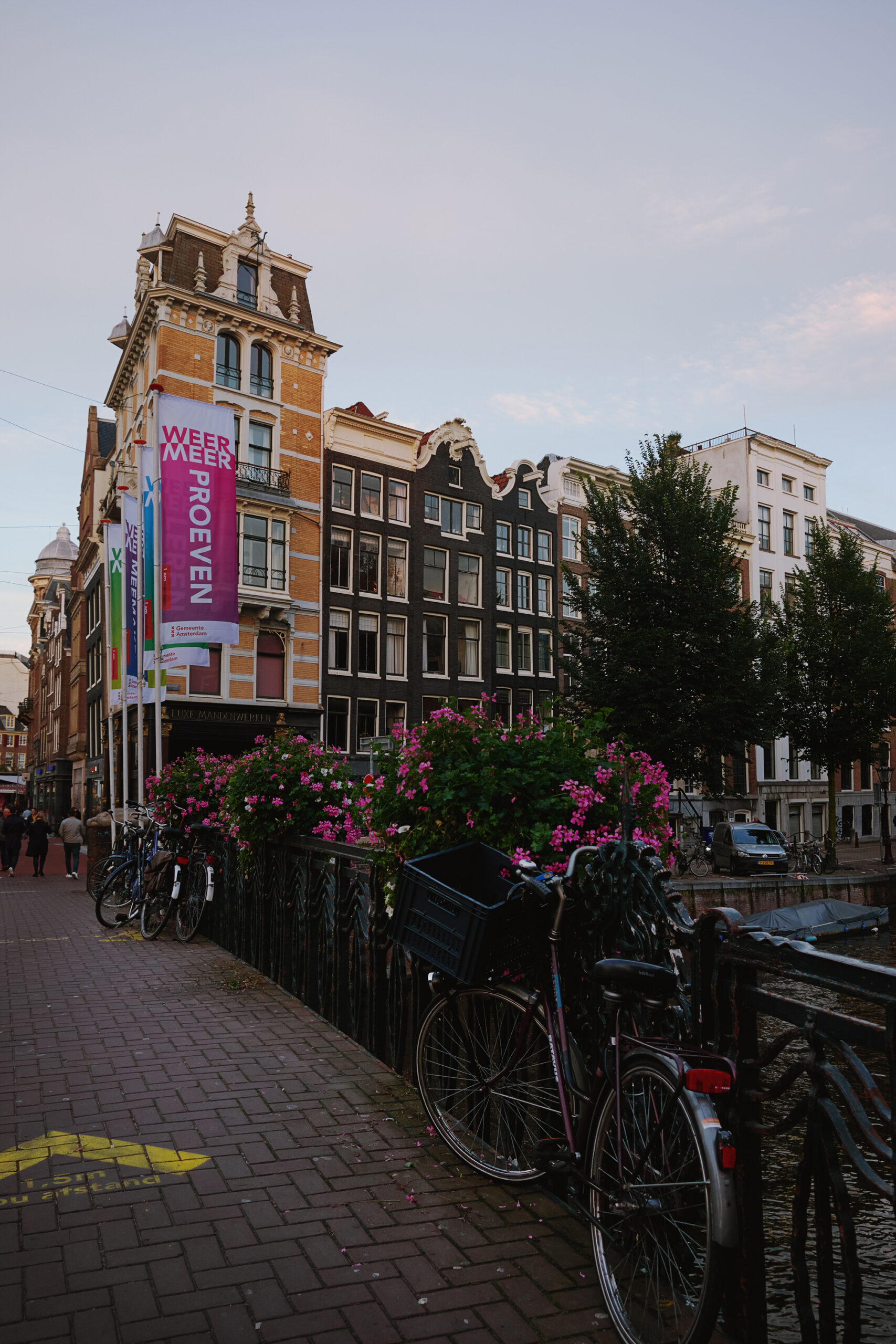 Alte Häuserfronten zu Sonnenuntergang in Amsterdam in den Niederlanden