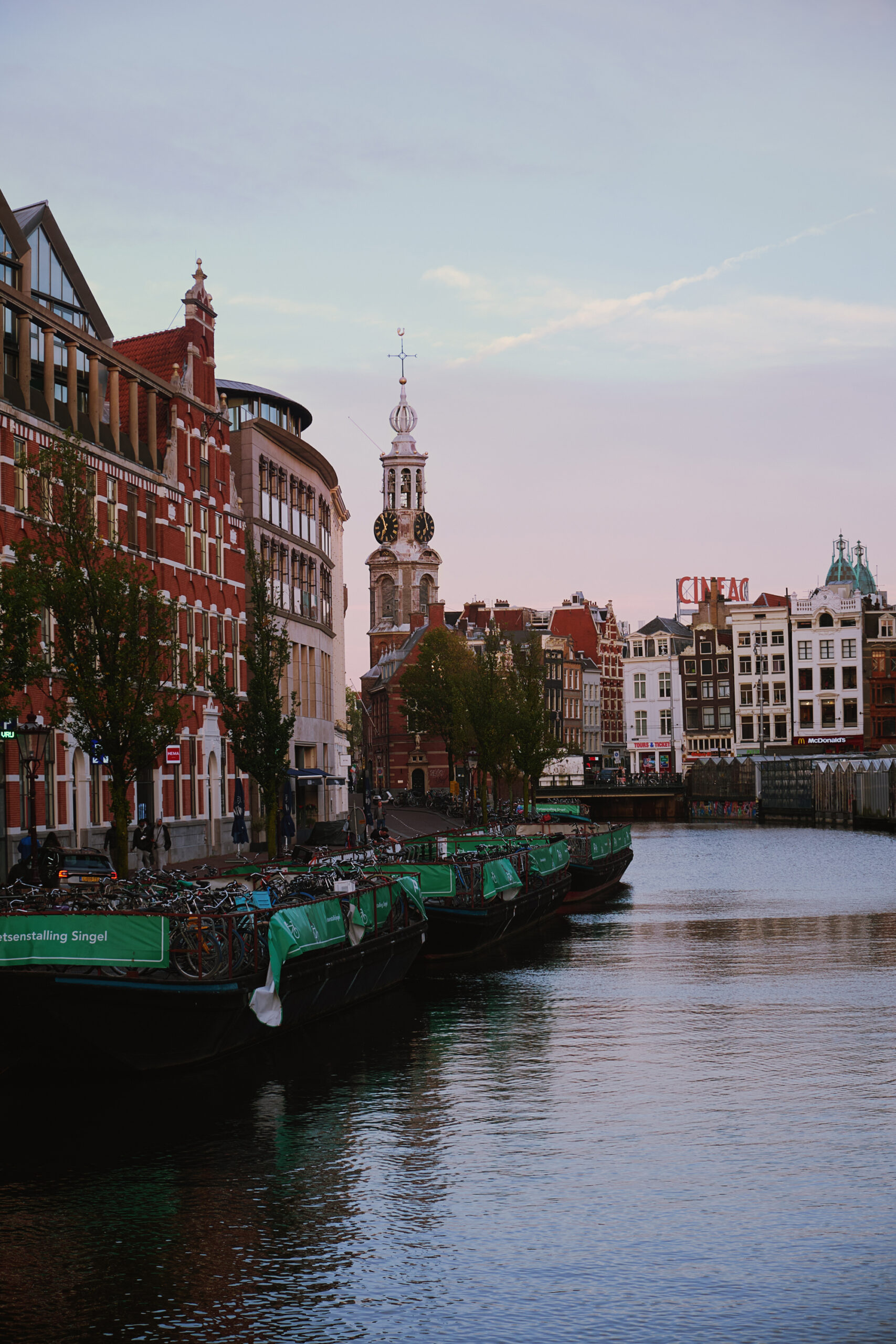 Alte Häuserfronten zu Sonnenuntergang in Amsterdam in den Niederlanden